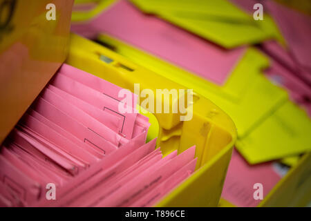 Stuttgart, Germania. Il 10 maggio, 2019. Lettere di elezione per le elezioni locali nel Baden-Württemberg (giallo) e per le elezioni europee (rosa) sono in caselle di posta. Credito: Sebastian Gollnow/dpa/Alamy Live News Foto Stock