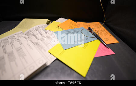 Stuttgart, Germania. Il 10 maggio, 2019. Elezione di documenti per le elezioni locali nel Baden-Württemberg e per le elezioni europee si trovano in una cabina. Credito: Sebastian Gollnow/dpa/Alamy Live News Foto Stock