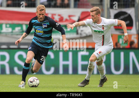 Augsburg, Germania. 11 Maggio, 2019. La Hertha Fabian Lustenberger (L) con vies Augusta Andre Hahn durante un match della Bundesliga tra FC Augsburg e Hertha BSC ad Augsburg, in Germania, il 11 maggio 2019. Hertha ha vinto 4-3. Credito: Philippe Ruiz/Xinhua/Alamy Live News Foto Stock