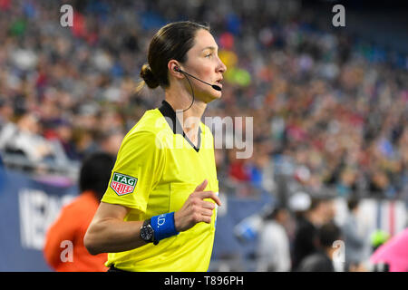 Foxborough Massachusetts, STATI UNITI D'AMERICA. 11 Maggio, 2019. Arbitro assistente Kathryn Nesbitt pattuglie il diversivo durante il gioco MLS tra San Jose Terremoti e il New England Revolution tenutasi a Gillette Stadium di Foxborough Massachusetts. Boston sconfigge San Jose 3-1. Eric Canha/CSM/Alamy Live News Foto Stock