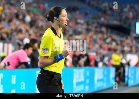 Foxborough Massachusetts, STATI UNITI D'AMERICA. 11 Maggio, 2019. Arbitro assistente Kathryn Nesbitt pattuglie il diversivo durante il gioco MLS tra San Jose Terremoti e il New England Revolution tenutasi a Gillette Stadium di Foxborough Massachusetts. Boston sconfigge San Jose 3-1. Eric Canha/CSM/Alamy Live News Foto Stock