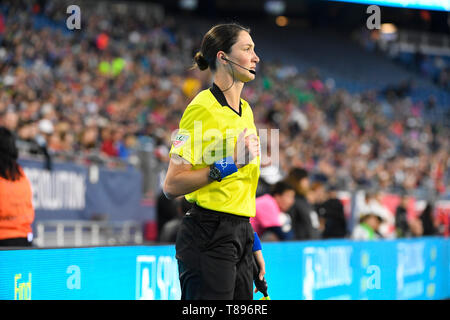 Foxborough Massachusetts, STATI UNITI D'AMERICA. 11 Maggio, 2019. Arbitro assistente Kathryn Nesbitt pattuglie il diversivo durante il gioco MLS tra San Jose Terremoti e il New England Revolution tenutasi a Gillette Stadium di Foxborough Massachusetts. Boston sconfigge San Jose 3-1. Eric Canha/CSM/Alamy Live News Foto Stock