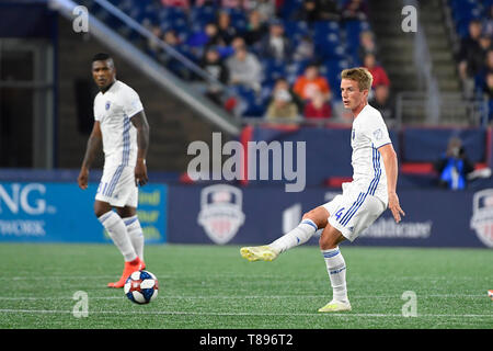 Foxborough Massachusetts, STATI UNITI D'AMERICA. 11 Maggio, 2019. San Jose terremoti centrocampista Jackson Yueill (14) passa la palla durante il gioco MLS tra San Jose Terremoti e il New England Revolution tenutasi a Gillette Stadium di Foxborough Massachusetts. Boston sconfigge San Jose 3-1. Eric Canha/CSM/Alamy Live News Foto Stock