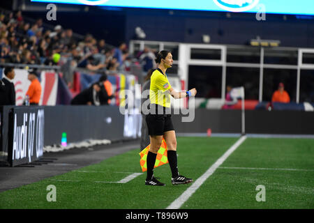 Foxborough Massachusetts, STATI UNITI D'AMERICA. 11 Maggio, 2019. Arbitro assistente Kathryn Nesbitt pattuglie il diversivo durante il gioco MLS tra San Jose Terremoti e il New England Revolution tenutasi a Gillette Stadium di Foxborough Massachusetts. Boston sconfigge San Jose 3-1. Eric Canha/CSM/Alamy Live News Foto Stock