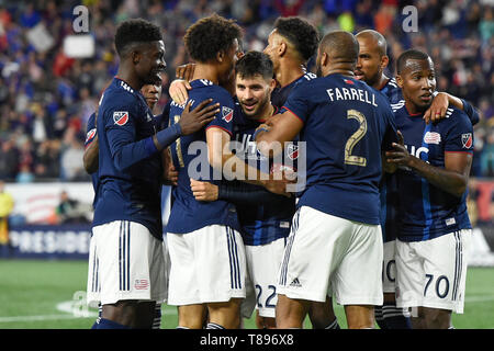 Foxborough Massachusetts, STATI UNITI D'AMERICA. 11 Maggio, 2019. La Nuova Inghilterra rivoluzione centrocampista Carles Gil (22) celebra il suo obiettivo con i tuoi compagni di squadra durante il gioco MLS tra San Jose Terremoti e il New England Revolution tenutasi a Gillette Stadium di Foxborough Massachusetts. La rivoluzione sconfitta i terremoti 3-1. Eric Canha/CSM/Alamy Live News Foto Stock