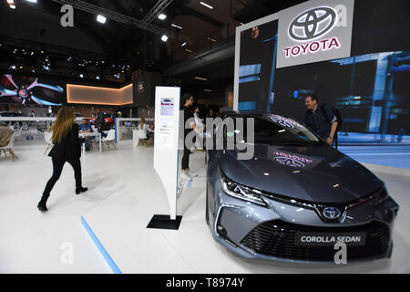 Barcellona, in Catalogna, Spagna. 11 Maggio, 2019. Un uomo osservare la corolla Sedan auto in stand della Toyota auto marca presso l'Automobile Trade Fair 2019 a Barcellona. Credito: Ramon Costa/SOPA Immagini/ZUMA filo/Alamy Live News Foto Stock