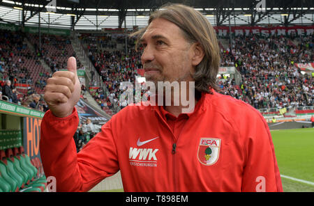 Augsburg, Germania. 11 Maggio, 2019. Calcio: Bundesliga, FC Augsburg - Hertha BSC, XXXIII giornata in WWK-Arena. Coach Martin Schmidt (Augsburg) allunga il suo pollice in alto. Credito: Stefan Puchner/dpa - Utilizzare solo dopo accordo contrattuale/dpa/Alamy Live News Foto Stock