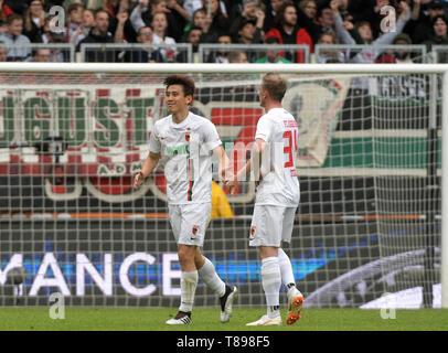 Augsburg, Germania. 11 Maggio, 2019. Calcio: Bundesliga, FC Augsburg - Hertha BSC, XXXIII giornata in WWK-Arena. Augusta Ja-Cheol Koo (l) dice addio a Georg Teigl quando egli sostituisce lui. Credito: Stefan Puchner/dpa - Utilizzare solo dopo accordo contrattuale/dpa/Alamy Live News Foto Stock