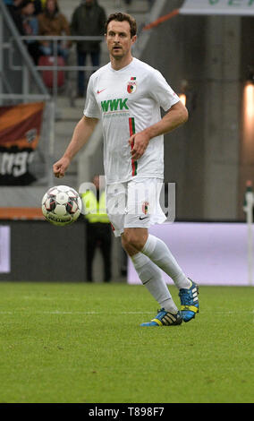 Augsburg, Germania. 11 Maggio, 2019. Calcio: Bundesliga, FC Augsburg - Hertha BSC, XXXIII giornata in WWK-Arena. Christoph Janker da Augsburg gioca la palla. Credito: Stefan Puchner/dpa - Utilizzare solo dopo accordo contrattuale/dpa/Alamy Live News Foto Stock