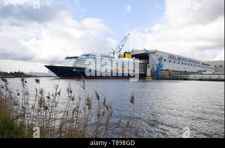 Papenburg (Germania). Il 12 maggio 2019. La nave da crociera "spirito di scoperta' lascia il cantiere navale Meyer Werft la costruzione di dock. "Lo spirito di scoperta' è 236 metri di lunghezza e poco più di 31 metri di larghezza. Credito: Carmen Jaspersen/dpa/Alamy Live News Foto Stock