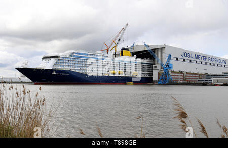 Papenburg (Germania). Il 12 maggio 2019. La nave da crociera "spirito di scoperta' lascia il cantiere navale Meyer Werft la costruzione di dock. "Lo spirito di scoperta' è 236 metri di lunghezza e poco più di 31 metri di larghezza. Credito: Carmen Jaspersen/dpa/Alamy Live News Foto Stock