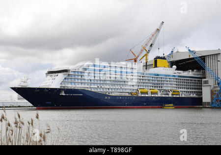 Papenburg (Germania). Il 12 maggio 2019. La nave da crociera "spirito di scoperta' lascia il cantiere navale Meyer Werft la costruzione di dock. "Lo spirito di scoperta' è 236 metri di lunghezza e poco più di 31 metri di larghezza. Credito: Carmen Jaspersen/dpa/Alamy Live News Foto Stock