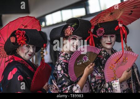 Barcellona, Spagna. Il 12 maggio 2019. I visitatori in costumi cinesi sono visti nel paddock prima del GP di Spagna sul circuito de Barcelona - Catalunya Credito: Matthias Oesterle/Alamy Live News Foto Stock
