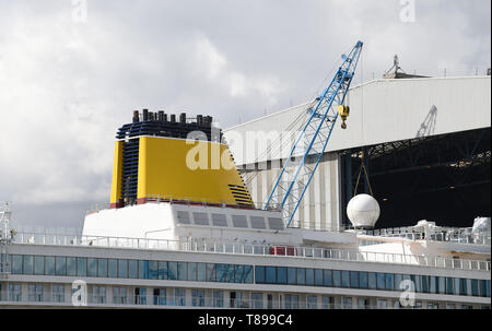 Papenburg (Germania). Il 12 maggio 2019. La nave da crociera "spirito di scoperta' lascia il cantiere navale Meyer Werft la costruzione di dock e è dotato di un radome del radar. "Lo spirito di scoperta' è 236 metri di lunghezza e poco più di 31 metri di larghezza. Credito: Carmen Jaspersen/dpa/Alamy Live News Foto Stock