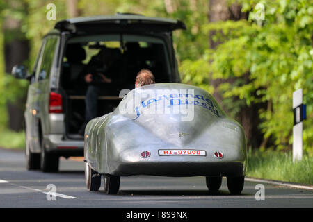 Dessau-Roßlau, Germania. Il 12 maggio 2019. Mechanic Peter Langner aziona il snellito Hanomag diesel su una strada di campagna vicino a Dessau. Dodici anni sono stati necessari per gli appassionati di tecnologia dalla regione di Hannover per ricostruire il leggendario Hanomag diesel da 1938. Nel 1939 il set originale di quattro record mondiali sulla A9 tra Bitterfeld e Dessau. Tuttavia, una nuova edizione con la replica non è riuscita a causa di problemi al motore. Foto: Jan Woitas/dpa-Zentralbild dpa/credito: dpa picture alliance/Alamy Live News Foto Stock