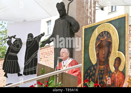 Cracovia in Polonia. 11 Maggio, 2019. Mons. Marek Jedraszewski e immagine della divina Madre di Czestochowa visto durante la processione di San Stanislao a Cracovia. I fedeli con le reliquie dei santi e dei beati andare dalla cattedrale di Wawel al santuario di Skalka per festeggiare San Stanislao di Szczepanów, vescovo di Cracovia, che è stato assassinato nel 1079 come risultato di un conflitto con il re Boleslao Smialy. L'evento è frequentato da Vescovi, clero, rappresentanti degli ordini religiosi e le università e i fedeli provenienti da tutto il paese Credito: Damian Klamka/ZUMA filo/Alamy Live News Foto Stock