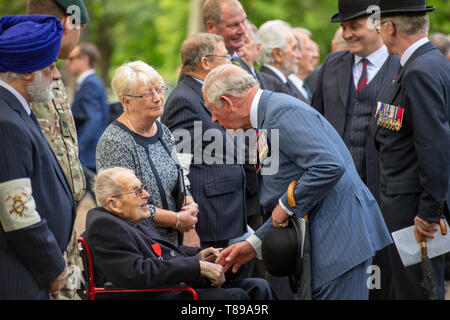 Hyde Park Londra, Regno Unito. Il 12 maggio 2019. Sua Altezza Reale il Principe di Galles, Maresciallo di Campo, il colonnello in capo prima della regina guardie Dragoon, incontra maggiore Robert Hollinshead MBE invecchiato 102, D-Day veterano che era l'Aiutante di reggimento della 4a/7Dragoon Guards. Credito: Malcolm Park/Alamy Live News. Foto Stock