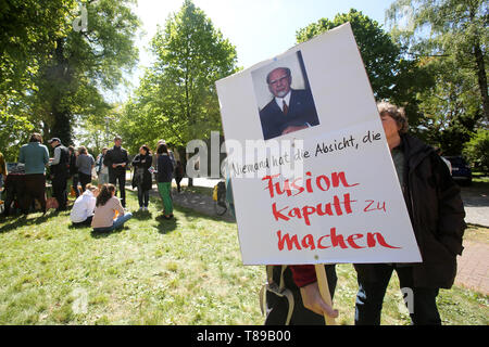 Larz, Germania. Il 12 maggio 2019. In un rally per la conservazione della cultura e della musica festival 'Fusion', un poster mostra la ex RDT stato presidente del consiglio e capo SED Walter Ulbricht e lo slogan "Nessuno ha intenzione di rovinare la fusione'. Circa un centinaio di persone hanno protestato domenica in Lärz (Meclemburgo Lake District) contro una stazione di polizia e pattuglie di polizia presso l'alternativa 'Fusion' festival. Credito: dpa picture alliance/Alamy Live News Foto Stock