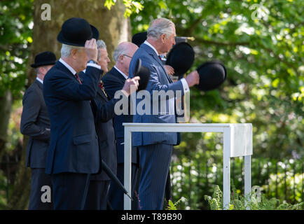 Hyde Park Londra, Regno Unito. Il 12 maggio 2019. Sua Altezza Reale il Principe di Galles, Maresciallo di Campo, il colonnello in capo prima della regina guardie Dragoon, prende il saluto alla cavalleria combinato di vecchi compagni 95th associazione parata annuale marzo-passato. Credito: Malcolm Park/Alamy Live News. Foto Stock