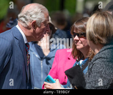 Hyde Park Londra, Regno Unito. Il 12 maggio 2019. Sua Altezza Reale il Principe di Galles, Maresciallo di Campo, il colonnello in capo prima della regina guardie Dragoon, chat con i membri dei servizi e le loro famiglie dopo la cavalleria combinato di vecchi compagni 95th associazione parata annuale e servizio. Credito: Malcolm Park/Alamy Live News. Foto Stock