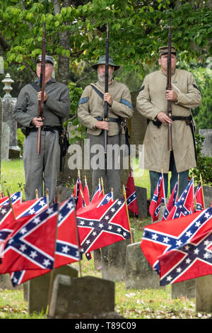 Charleston, STATI UNITI D'AMERICA. 11 Maggio, 2019. Esercito confederato re-enactors stand ad attenzione in onore di Confederate Memorial Day al Cimitero di magnolia 11 Maggio 2019 a Charleston, Carolina del Sud. Confederate memorial day continua ad essere uno stato ufficiale holiday in Carolina del Sud dove la Guerra Civile Americana ha iniziato a. Credito: Planetpix/Alamy Live News Foto Stock