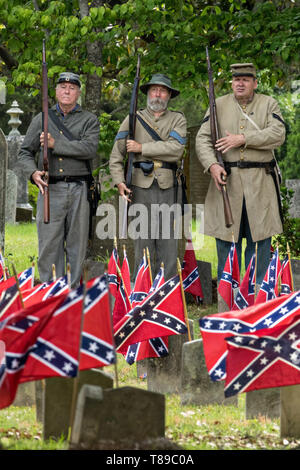 Charleston, STATI UNITI D'AMERICA. 11 Maggio, 2019. Esercito confederato re-enactors stand ad attenzione in onore di Confederate Memorial Day al Cimitero di magnolia 11 Maggio 2019 a Charleston, Carolina del Sud. Confederate memorial day continua ad essere uno stato ufficiale holiday in Carolina del Sud dove la Guerra Civile Americana ha iniziato a. Credito: Planetpix/Alamy Live News Foto Stock