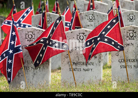 Charleston, STATI UNITI D'AMERICA. 11 Maggio, 2019. Battaglia confederate flags contrassegnare le tombe dei soldati confederati e marinai durante Confederate Memorial Day al Cimitero di magnolia 11 Maggio 2019 a Charleston, Carolina del Sud. Confederate memorial day continua ad essere uno stato ufficiale holiday in Carolina del Sud dove la Guerra Civile Americana ha iniziato a. Credito: Planetpix/Alamy Live News Foto Stock