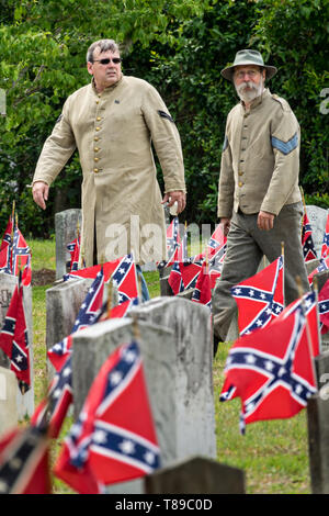 Charleston, STATI UNITI D'AMERICA. 11 Maggio, 2019. Esercito confederato re-enactors a piedi passato grave marker durante il Confederate Memorial Day al Cimitero di magnolia 11 Maggio 2019 a Charleston, Carolina del Sud. Confederate memorial day continua ad essere uno stato ufficiale holiday in Carolina del Sud dove la Guerra Civile Americana ha iniziato a. Credito: Planetpix/Alamy Live News Foto Stock