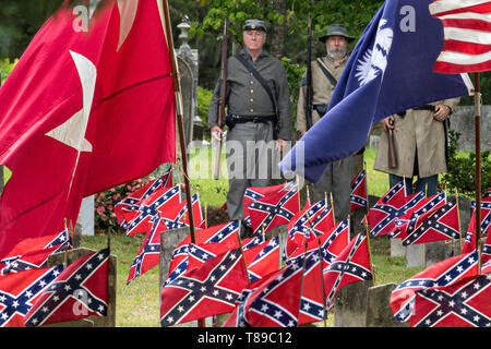 Charleston, STATI UNITI D'AMERICA. 11 Maggio, 2019. Esercito confederato re-enactors stand ad attenzione in onore di Confederate Memorial Day al Cimitero di magnolia 11 Maggio 2019 a Charleston, Carolina del Sud. Confederate memorial day continua ad essere uno stato ufficiale holiday in Carolina del Sud dove la Guerra Civile Americana ha iniziato a. Credito: Planetpix/Alamy Live News Foto Stock