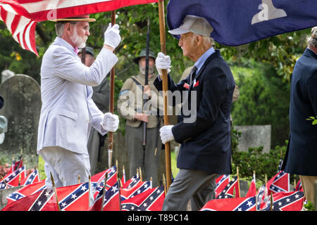 Charleston, STATI UNITI D'AMERICA. 11 Maggio, 2019. Discendenti confederato parade i colori nel corso di una cerimonia in onore di Confederate Memorial Day al Cimitero di magnolia 11 Maggio 2019 a Charleston, Carolina del Sud. Confederate memorial day continua ad essere uno stato ufficiale holiday in Carolina del Sud dove la Guerra Civile Americana ha iniziato a. Credito: Planetpix/Alamy Live News Foto Stock