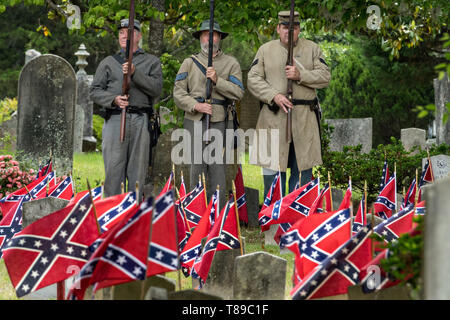 Charleston, STATI UNITI D'AMERICA. 11 Maggio, 2019. Esercito confederato re-enactors stand ad attenzione in onore di Confederate Memorial Day al Cimitero di magnolia 11 Maggio 2019 a Charleston, Carolina del Sud. Confederate memorial day continua ad essere uno stato ufficiale holiday in Carolina del Sud dove la Guerra Civile Americana ha iniziato a. Credito: Planetpix/Alamy Live News Foto Stock