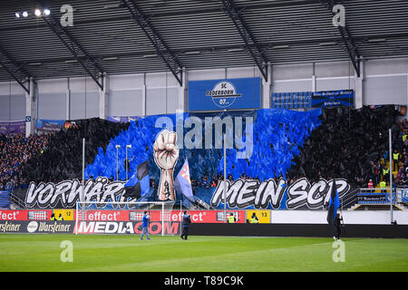 Paderborn, Germania. Il 12 maggio 2019. Coreografia di Paderborn fan. GES/Soccer/Seconda Bundesliga: SC Paderborn - Hamburger SC, 12.05.2019 Calcetto: seconda lega: SC Paderborn vs HSV Amburgo Amburgo Amburgo, Paderborn, 12 Maggio 2019 | Utilizzo di credito in tutto il mondo: dpa/Alamy Live News Foto Stock