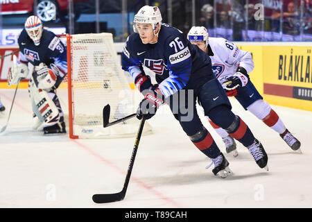 Kosice, la Slovacchia. Il 12 maggio 2019. Brady Skjei(parte anteriore) USA compete durante il 2019 IIHF Hockey su ghiaccio nel Campionato del Mondo gruppo Slovacchia un gioco tra Stati Uniti e Francia a Arena di acciaio il 12 maggio 2019 a Kosice, la Slovacchia. Credito: Lukasz Laskowski/Xinhua/Alamy Live News Foto Stock