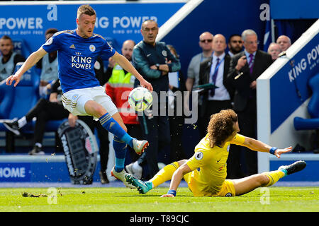 LEICESTER, Inghilterra. Xii possono Leicester City avanti Jamie Vardy va superato David Luiz del Chelsea durante il match di Premier League tra Leicester City e Chelsea al King Power Stadium, Leicester domenica 12 maggio 2019. (Credit: Alan Hayward | MI News ) solo uso editoriale, è richiesta una licenza per uso commerciale. La fotografia può essere utilizzata solo per il giornale e/o rivista scopi editoriali. Credito: MI News & Sport /Alamy Live News Foto Stock