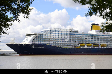 Papenburg (Germania). Il 12 maggio 2019. La nave da crociera "spirito di scoperta' lascia il cantiere navale Meyer Werft la costruzione di dock. "Lo spirito di scoperta' è 236 metri di lunghezza e poco più di 31 metri di larghezza. Credito: Carmen Jaspersen/dpa/Alamy Live News Foto Stock