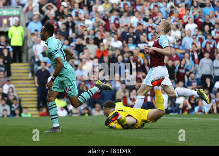 Burnley, Regno Unito. Il 12 maggio 2019. Pierre-Emerick Aubameyang di Arsenal punteggi squadre il suo primo obiettivo. Premier League, Burnley v Arsenal a Turf Moor a Burnley, Lancashire domenica 12 maggio 2019. Questa immagine può essere utilizzata solo per scopi editoriali. Solo uso editoriale, è richiesta una licenza per uso commerciale. Nessun uso in scommesse, giochi o un singolo giocatore/club/league pubblicazioni. Credito: Andrew Orchard fotografia sportiva/Alamy Live News Foto Stock