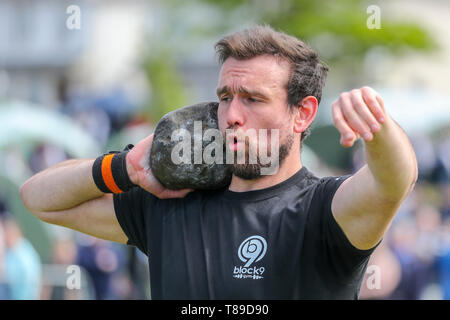 Gourock, Regno Unito 12 maggio 2019. Il Highland Games stagione inizia con il Gourock Highland Games a Battery Park, Gourock e caratteristiche Pipe Band competizioni, tradizionale scozzese atletica pesanti come ad esempio gettando il 16 Peso in libbre e highland dancing con i concorrenti tanto giovane quanto 5 anni. Questo anno vi è stato un elenco internazionale dei concorrenti provenienti da paesi fra i quali la Polonia e l'America Credito: Findlay/Alamy Live News Foto Stock