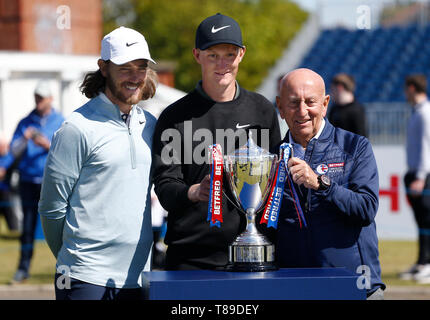 Hillside Golf Club, Southport, Regno Unito. Il 12 maggio 2019. Betfred British Masters, ospitato da Tommy Fleetwood, giorno 4; host torneo Tommy Fleetwood (ITA) pone con il British Masters Trophy al fianco di 2019 vincitore Marcus Kinhult (SWE) e Betfred proprietario Fred fatto Credito: Azione Sport Plus/Alamy Live News Foto Stock