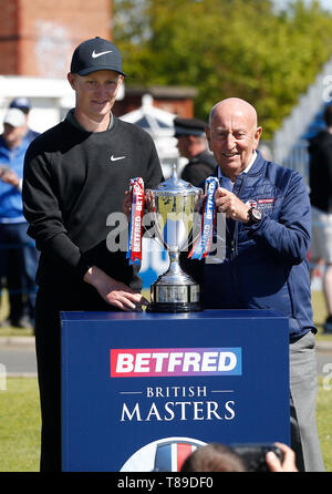 Hillside Golf Club, Southport, Regno Unito. Il 12 maggio 2019. Betfred British Masters, ospitato da Tommy Fleetwood, giorno 4; 2019 vincitore Marcus Kinhult (SWE) pone con il British Masters Trophy al fianco di Betfred proprietario Fred fatto Credito: Azione Sport Plus/Alamy Live News Foto Stock