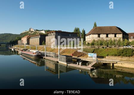 Francia, Doubs, Besancon, le Doubs specchio della Città delle Arti e la cittadella dal ponte Bregille e porto fluviale con houseboat Foto Stock