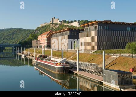 Francia, Doubs, Besancon, le Doubs specchio della Città delle Arti e la cittadella dal ponte Bregille e porto fluviale con houseboat Foto Stock