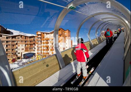 Francia, Savoie, ski area delle 3 Valli, Saint Martin de Belleville, Les Menuires, escalator tapis roulant coperti per principianti " Sentiero del borgo di Bruyeres Foto Stock