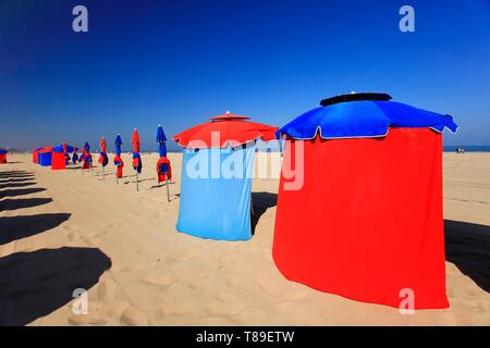 Francia, Calvados, Deauville, di ombrelloni da spiaggia di Deauville Foto Stock