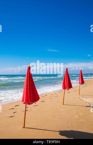 L'Italia, sicilia, Scoglitti, piccolo villaggio di pescatori e searesort sulla costa sud, Lanterna beach Foto Stock