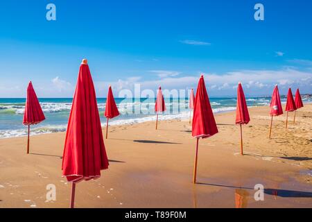 L'Italia, sicilia, Scoglitti, piccolo villaggio di pescatori e searesort sulla costa sud, Lanterna beach Foto Stock