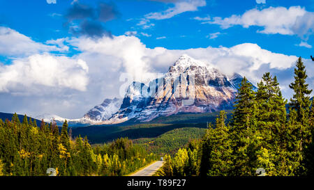 Montare il Fitzwilliam, Est sull'autostrada Yellowhead, nelle Montagne Rocciose Canadesi. La metà inferiore è dolomite. La metà superiore di quarzite coperto con il lichen Foto Stock