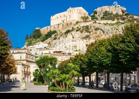 L'Italia, sicilia, Scicli, sito Patrimonio Mondiale dell'UNESCO, Piazza Italia e la chiesa di San Matteo si affaccia sulla città Foto Stock