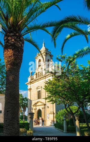 L'Italia, sicilia, Ragusa, Ragusa Ibla (Città bassa), il sito Patrimonio Mondiale dell'UNESCO, San Giacomo chiesa nel giardino Ibleo Foto Stock