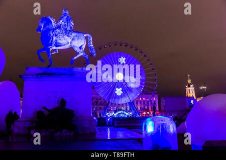 Francia, Rhone, Lione, storico sito elencato come patrimonio mondiale dall'UNESCO, la statua equestre di Luigi XIV su place Bellecour (piazza Bellecour) durante la Fete des Lumieres (Light Festival), mostra Une petite Place Pour de grands Reves di Moetu Battaglia e David Passegand Foto Stock