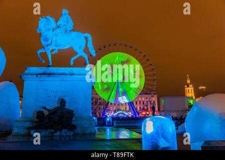 Francia, Rhone, Lione, storico sito elencato come patrimonio mondiale dall'UNESCO, la statua equestre di Luigi XIV su place Bellecour (piazza Bellecour) durante la Fete des Lumieres (Light Festival), mostra Une petite Place Pour de grands Reves di Moetu Battaglia e David Passegand Foto Stock